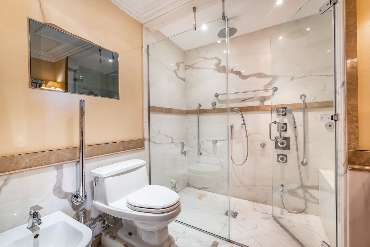 Flat Kensington Court in Greater London