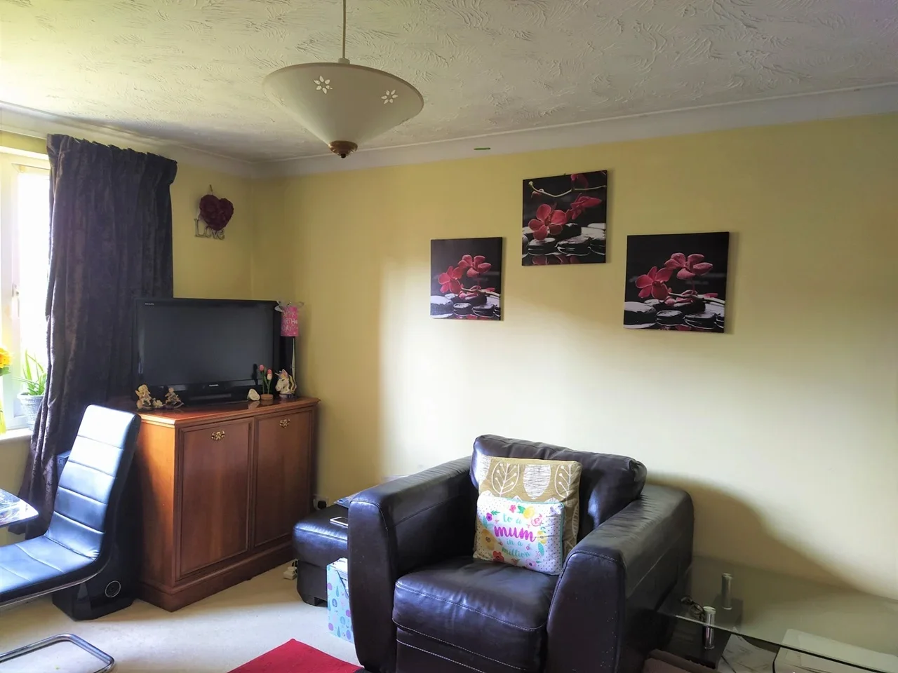 Flat Harbury Court in Newbury