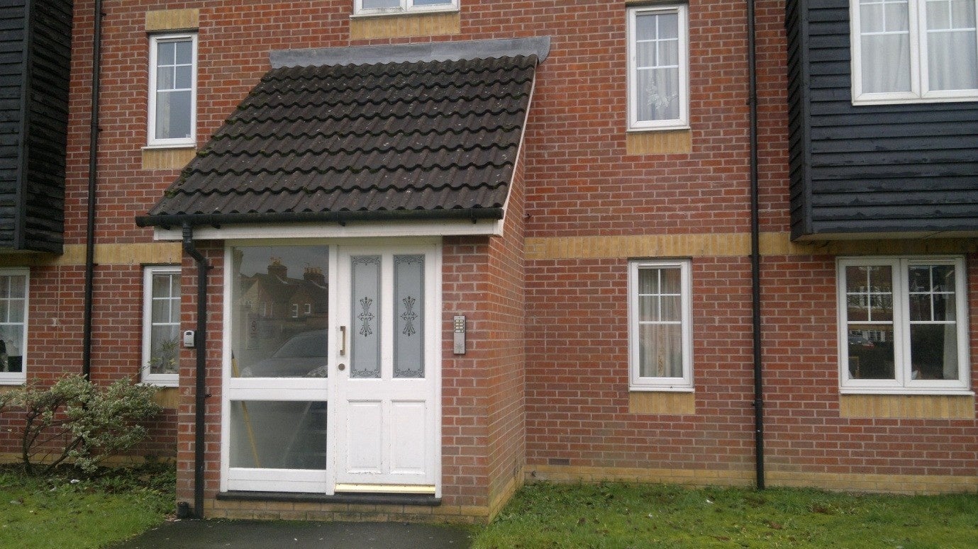 Flat Harbury Court in Newbury