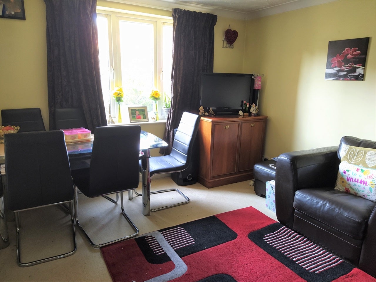 Flat Harbury Court in Newbury