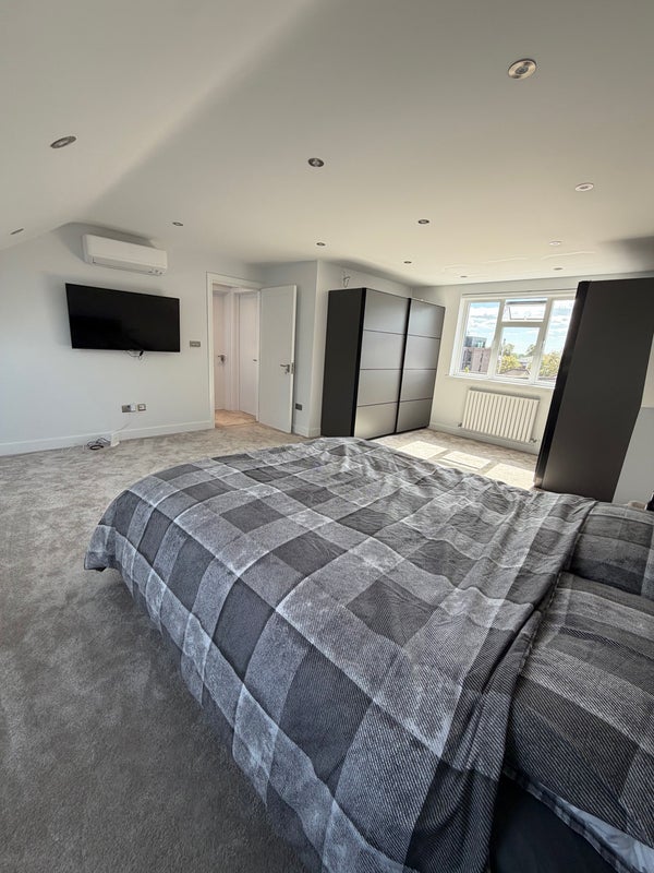 Room Bowes Road in Greater London