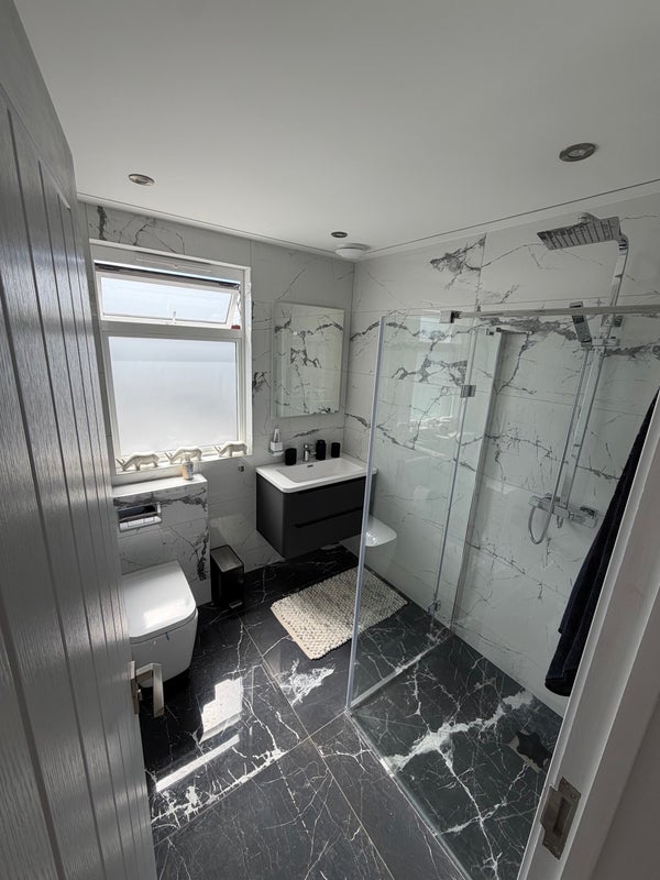 Room Bowes Road in Greater London