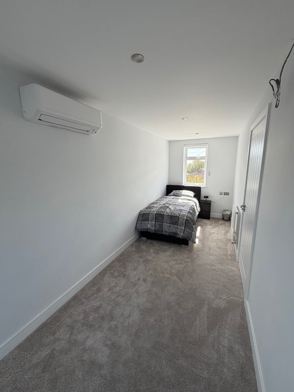 Room Bowes Road in Greater London