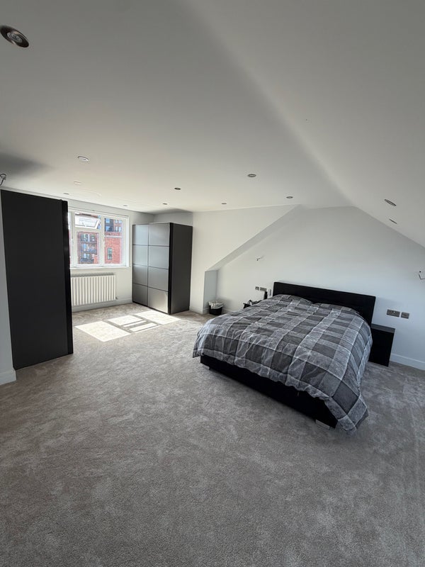 Room Bowes Road in Greater London