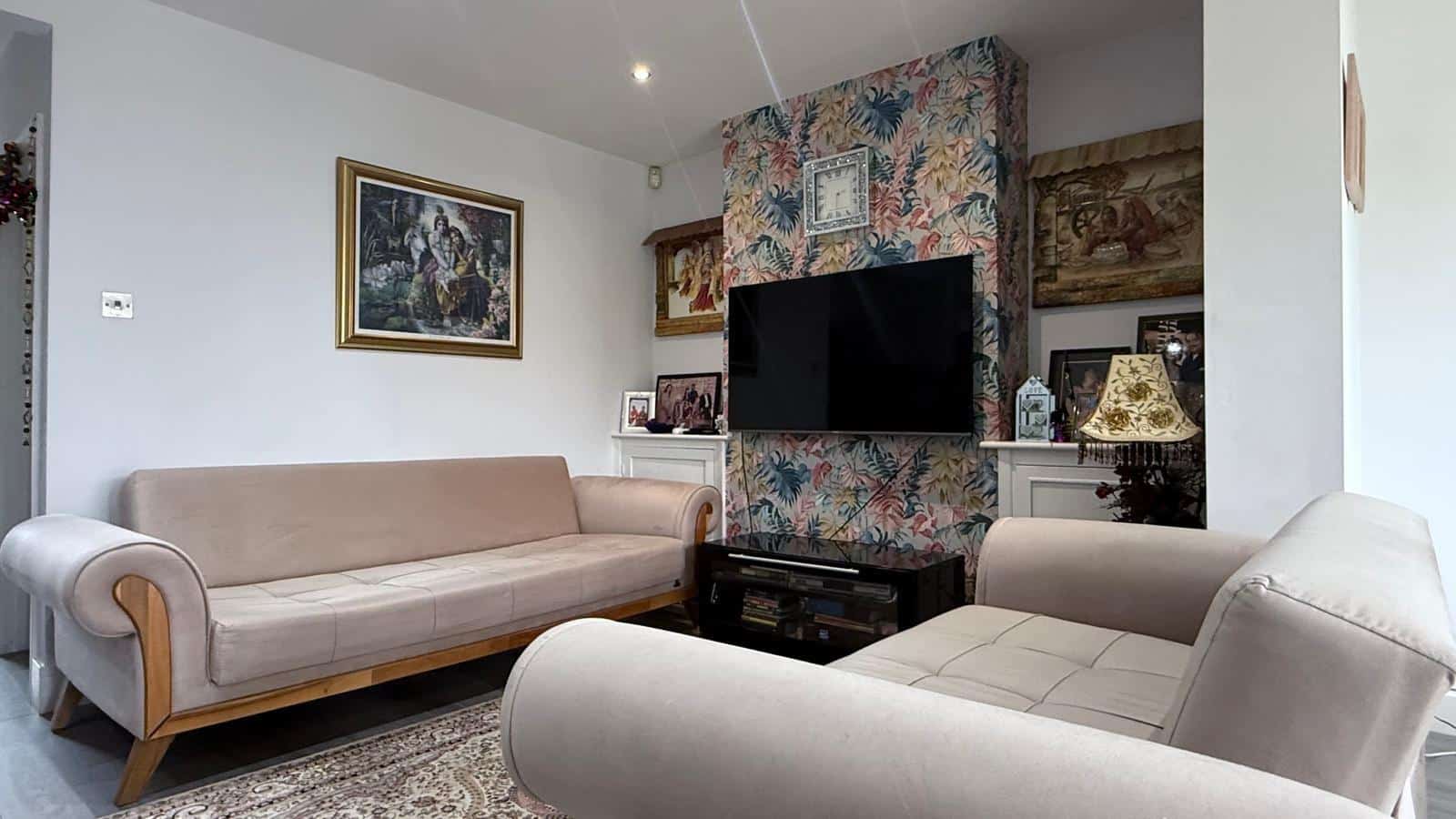 House Cottesmore Avenue in Greater London
