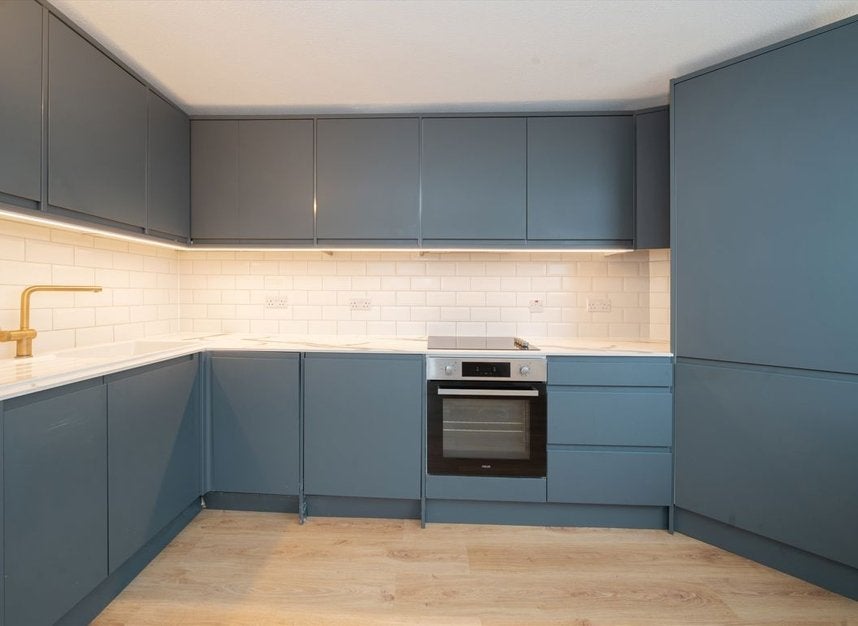 Flat Cremorne Road in Greater London