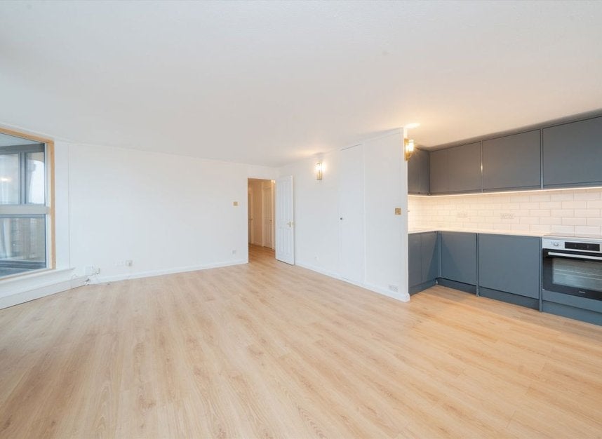Flat Cremorne Road in Greater London