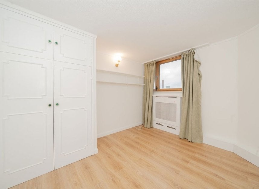Flat Cremorne Road in Greater London