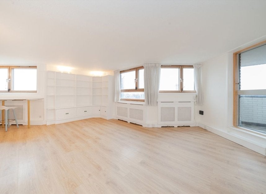 Flat Cremorne Road in Greater London
