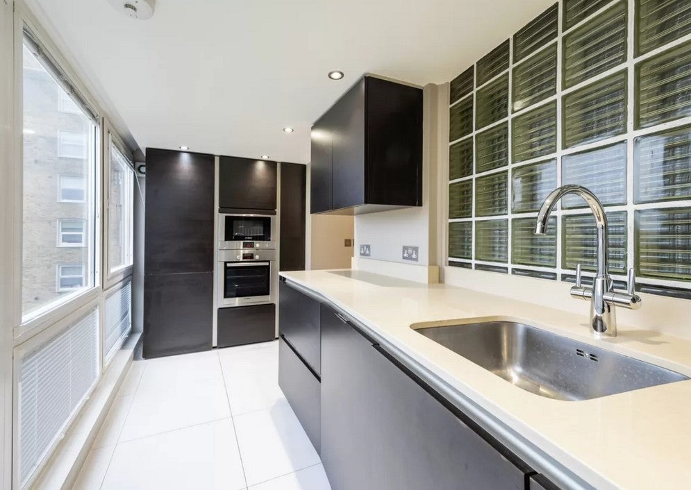 Flat Finchley Road in Greater London