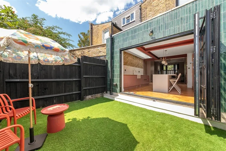 House Reynolds Road in Greater London