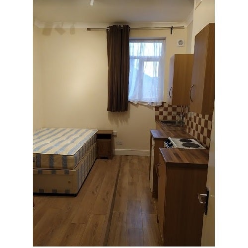 Room Uxbridge Road in Greater London