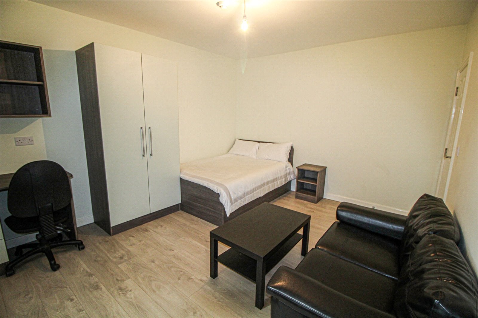 Room Brudenell Road in Leeds
