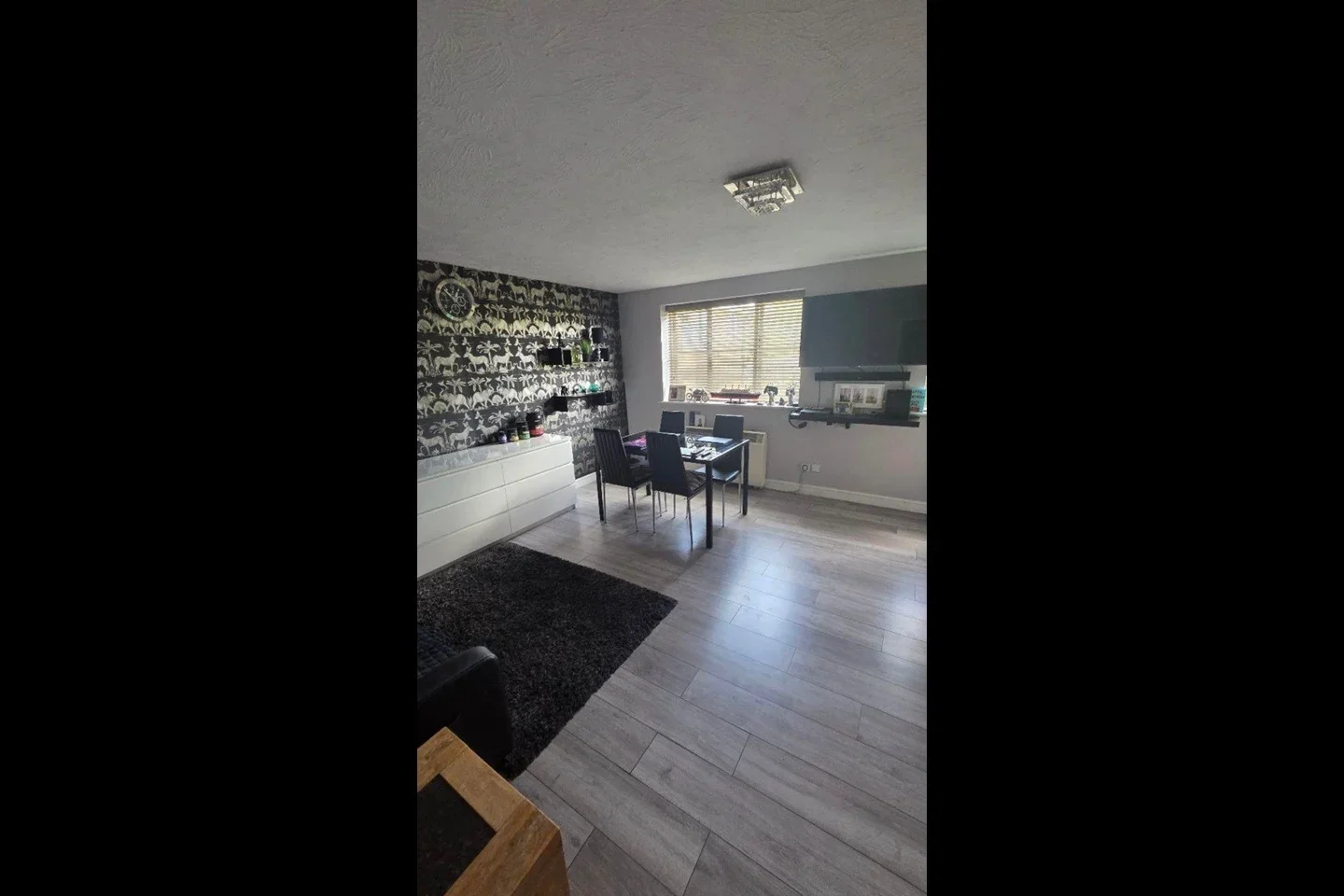 Flat Ravensworth Road in Slough