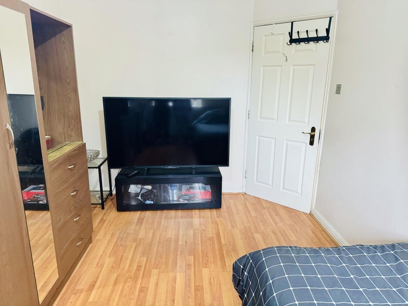 Room Grasholm Way in Slough