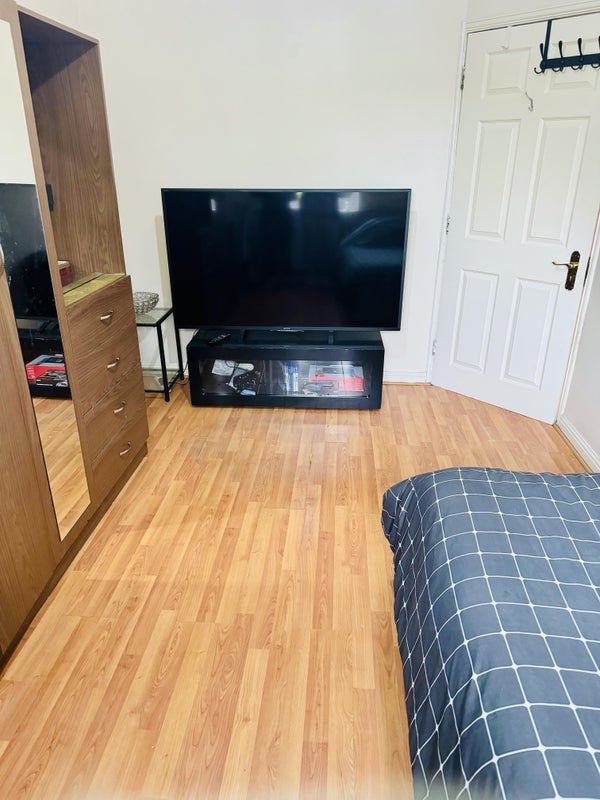 Room Grasholm Way in Slough