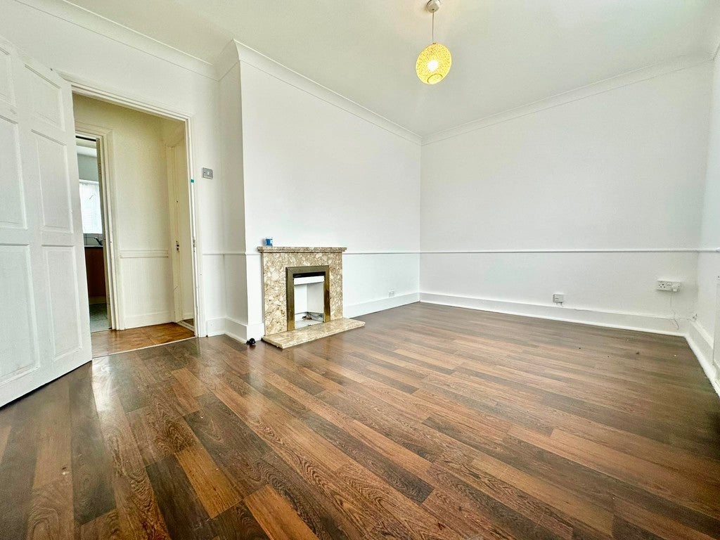 Flat Birch Gardens in Greater London