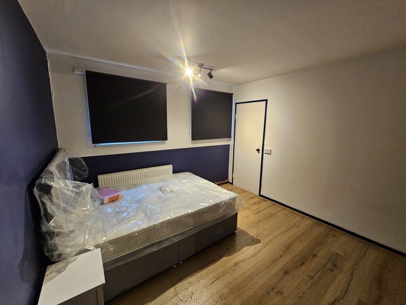 Room Pine Close in Wakefield