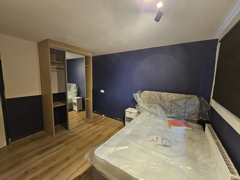 Room Pine Close in Wakefield