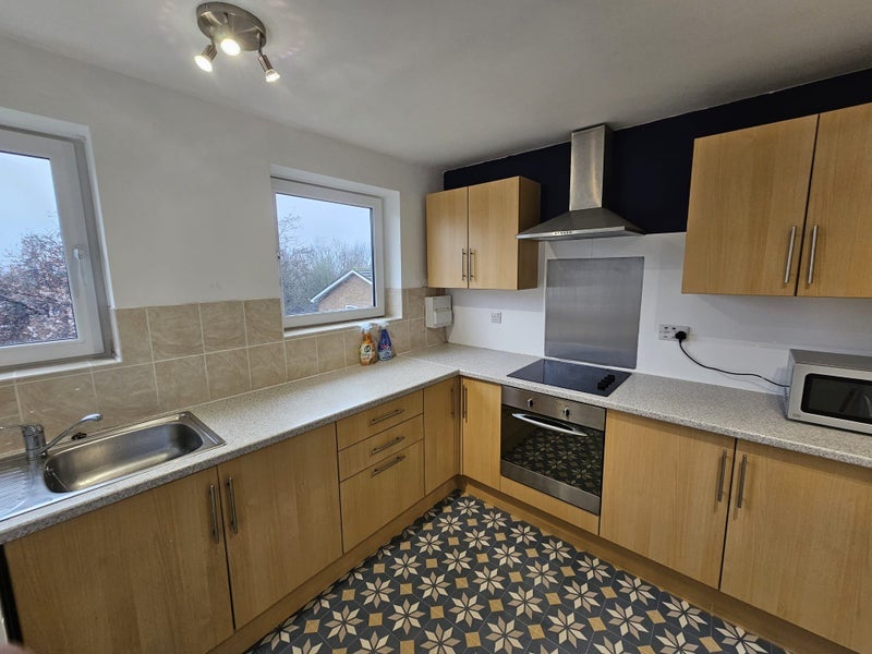 Room Pine Close in Wakefield