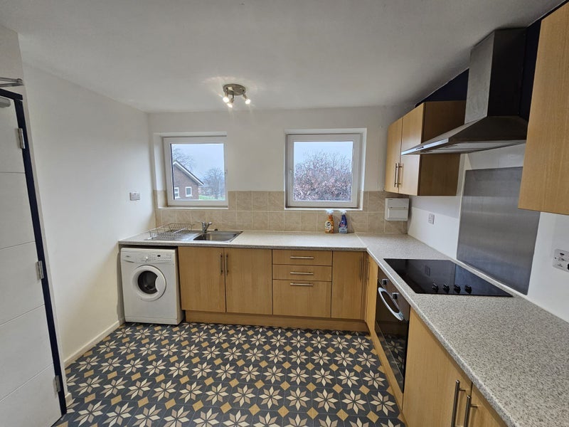 Room Pine Close in Wakefield