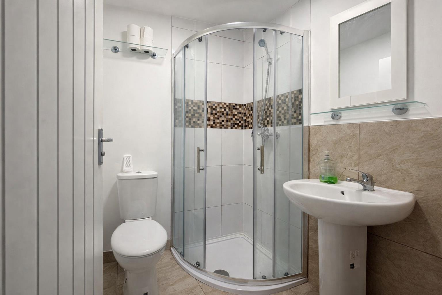 Flat Kempsford Gardens in Greater London