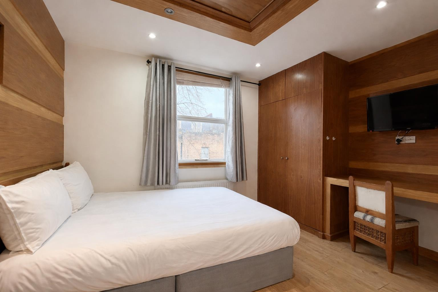 Flat Kempsford Gardens in Greater London