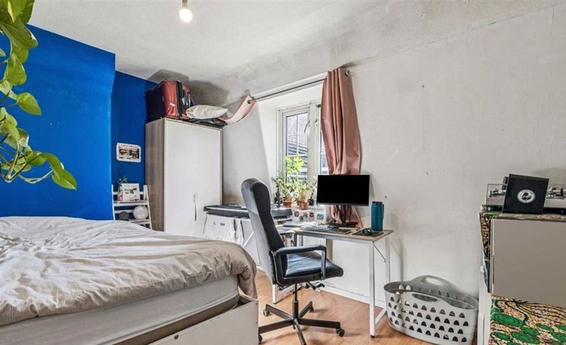 Room Bell Lane in Greater London