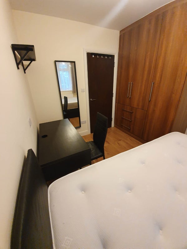 Flat Galleywall Road in Greater London