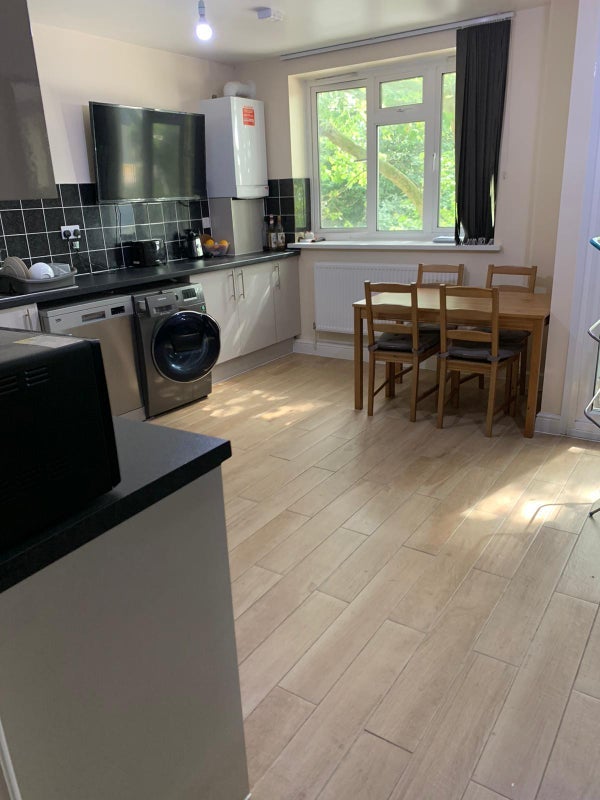 Flat Galleywall Road in Greater London
