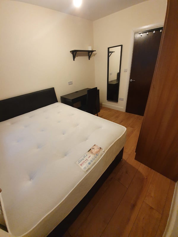 Flat Galleywall Road in Greater London