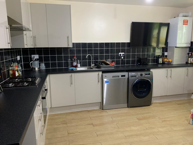 Flat Galleywall Road in Greater London