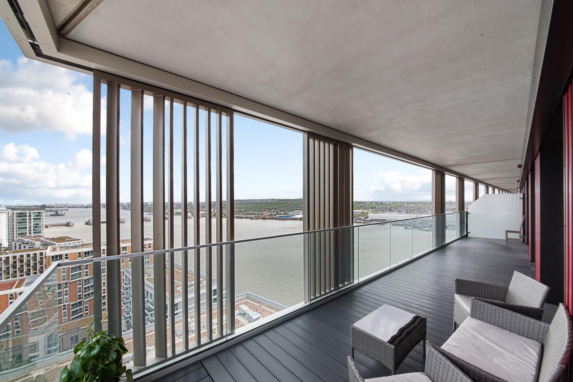 Flat Riverside Walk in Greater London