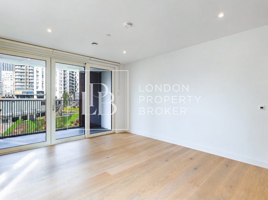 Flat Sayer Street in Greater London