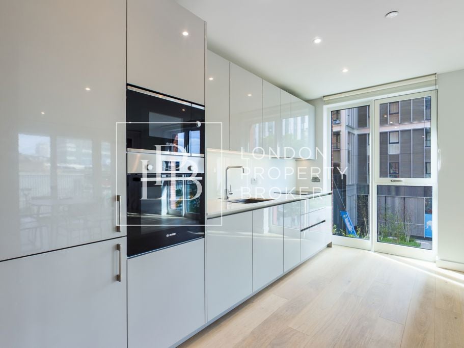 Flat Sayer Street in Greater London