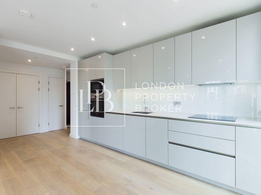 Flat Sayer Street in Greater London