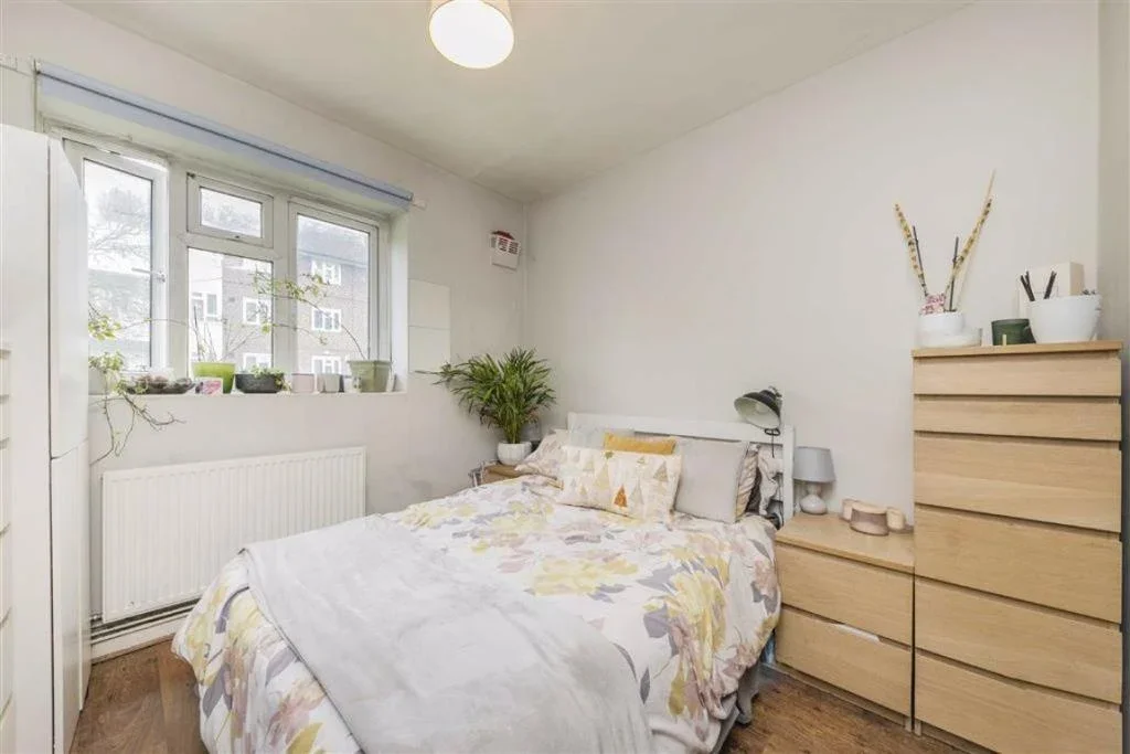 Flat Rodenhurst Road in Greater London