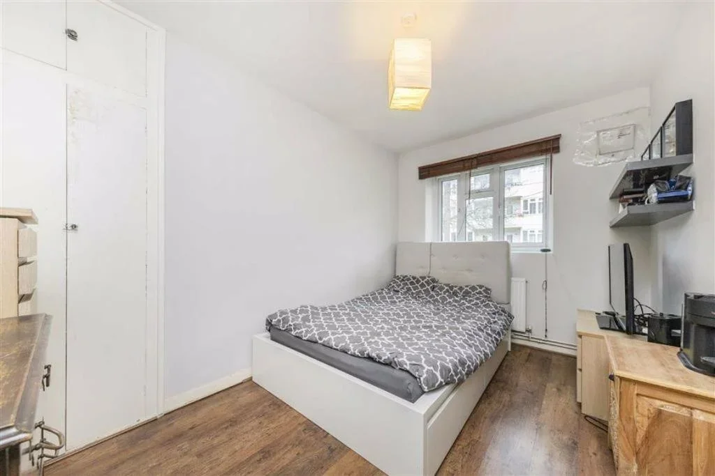 Flat Rodenhurst Road in Greater London