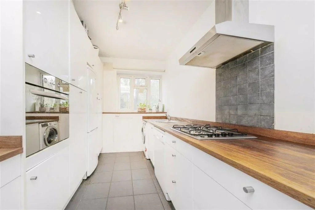 Flat Rodenhurst Road in Greater London