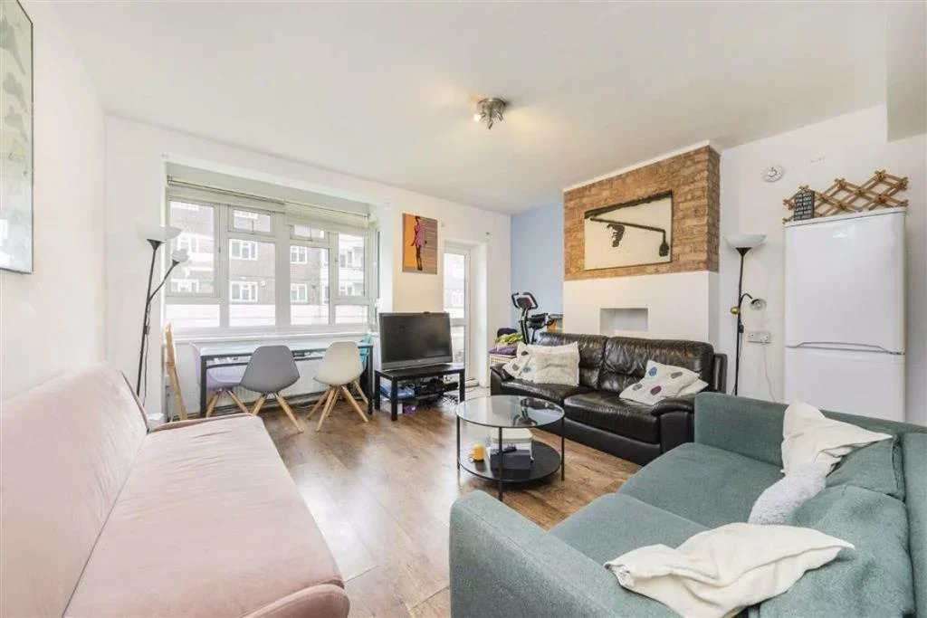 Flat Rodenhurst Road in Greater London