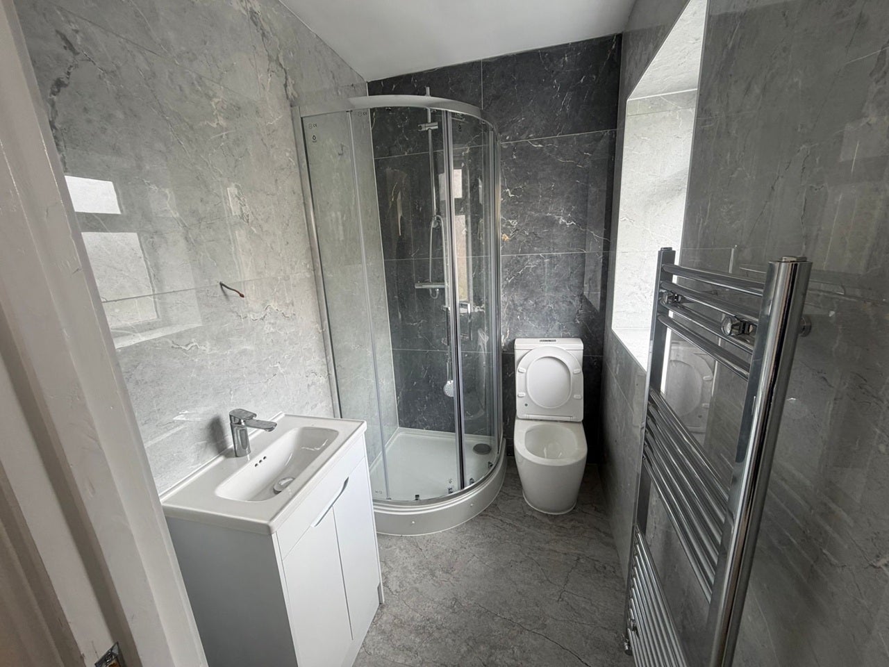 Room Edge Street in Coseley