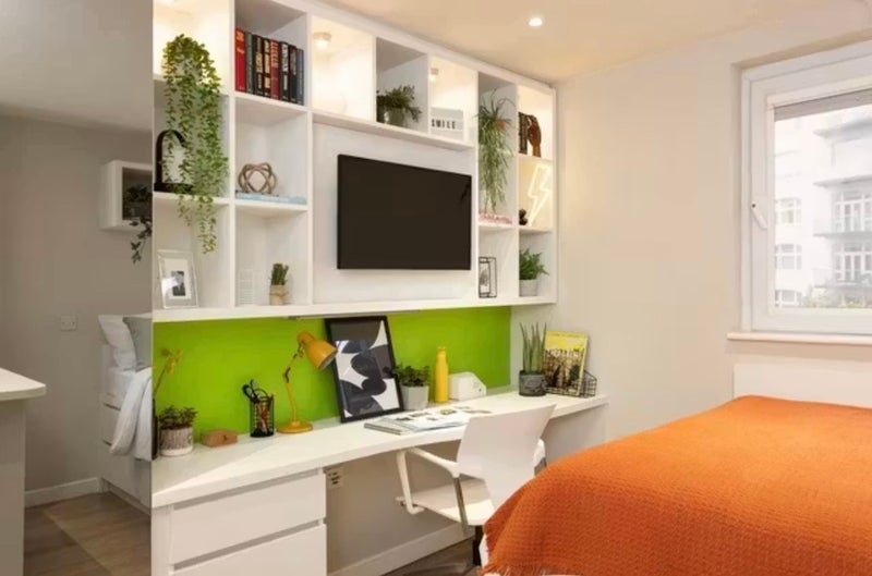 Room Leman Street in Greater London
