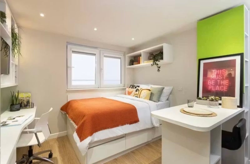Room Leman Street in Greater London