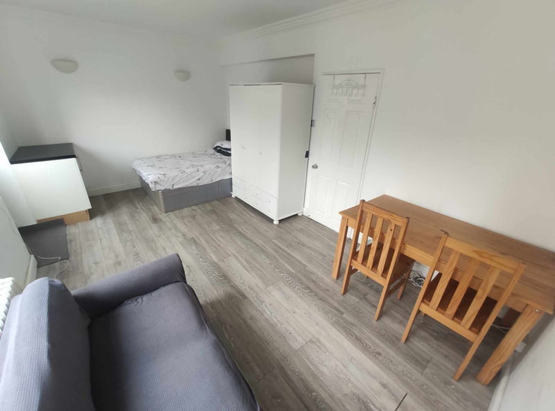Room Churchill Gardens Road in City of Westminster