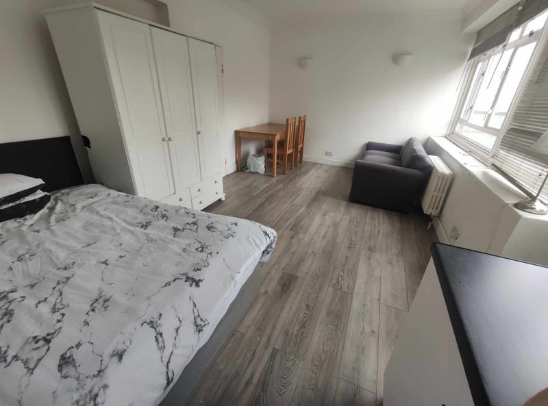 Room Churchill Gardens Road in City of Westminster