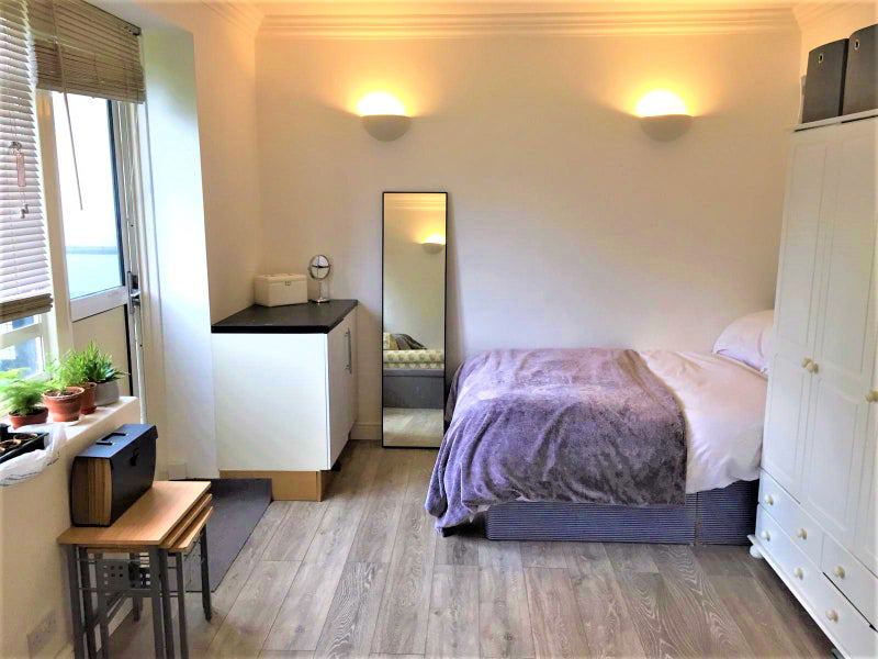 Room Churchill Gardens Road in City of Westminster