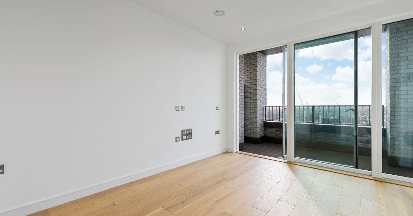 Flat Grant Road in Greater London