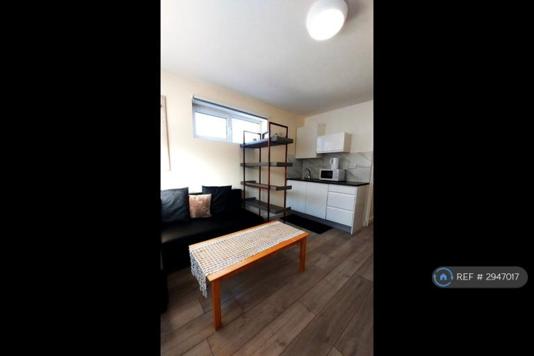 Flat Edgwarebury Gardens in Greater London