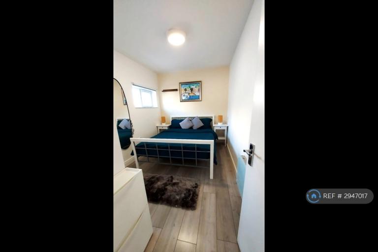 Flat Edgwarebury Gardens in Greater London