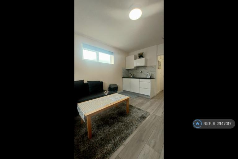Flat Edgwarebury Gardens in Greater London